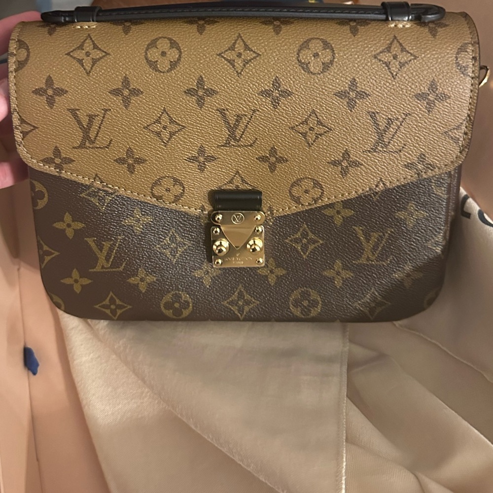 ***SOLD***** BNIB Louis Vuitton Pochette Metis Reverse 2021